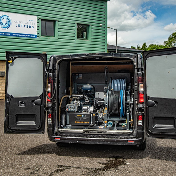 2-Series Jetting Machine with Black Drainage Van